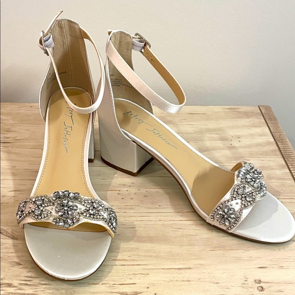 Betsey Johnson SB-Mel Ivory Dress Sandals NEW - Picture 1 of 10